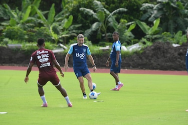 Thomas Christiansen inicia entrenamientos en el CAR con 11 jugadores y la mira puesta en el Cuscatlán