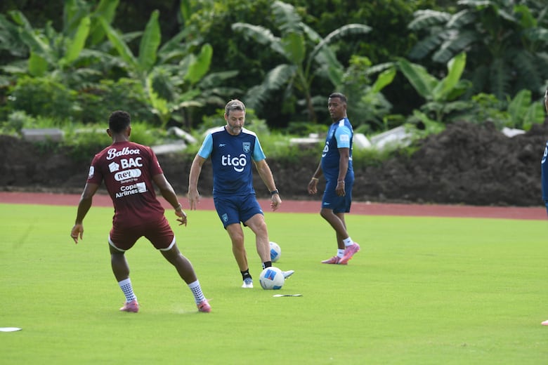 Thomas Christiansen inicia entrenamientos en el CAR con 11 jugadores y la mira puesta en el Cuscatlán