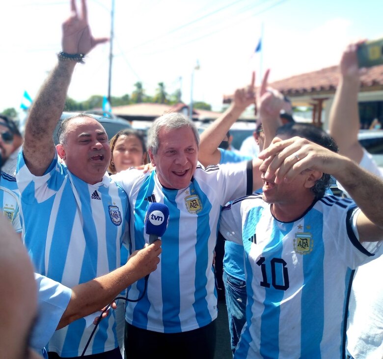 En Guararé el ‘Monstruo Celeste’ celebra con el embajador de Argentina el título del Mundial de Catar