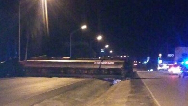 Camión cargado de combustible se accidenta y cierran la carretera Interamericana