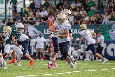 AIP y Brader dominan en primera semana de Kiwanis Football League