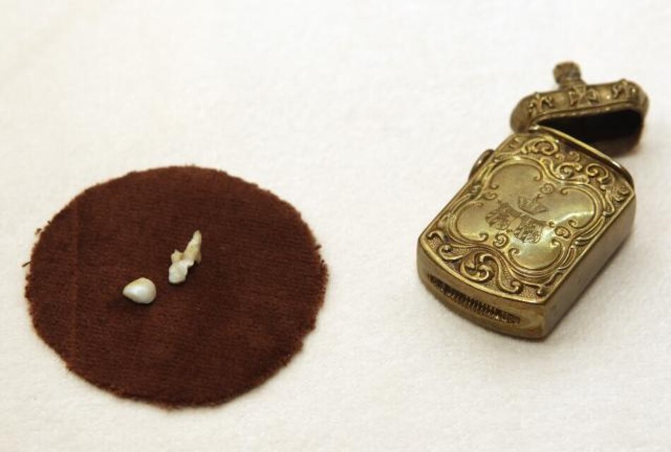 Exponen en Viena un diente de leche y el traje de bautizo de la Sisi