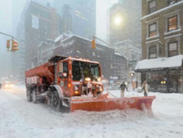 Operaciones de limpieza empiezan en Estados Unidos tras mortal tormenta 'Snowzilla'