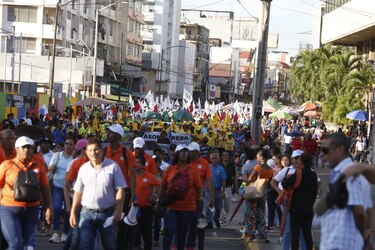 Educadores y trabajadores marchan hacia la Presidencia de la República para presentar propuesta sobre la CSS
