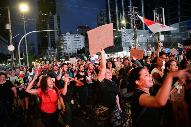 ‘¡Esta patria no se vende, esta patria se defiende!’, gritan miles en la marcha; policía lanza gas lacrimógeno y perdigones