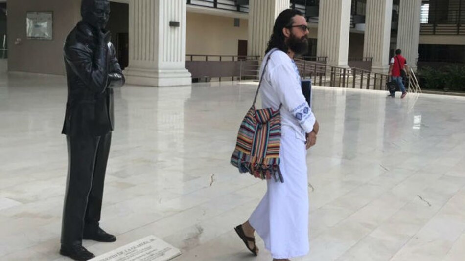 Por ofender el pudor, Tribunal Electoral denuncia al poeta que se desnudó