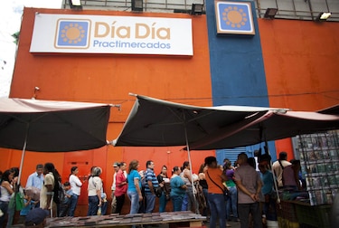 Dólar negro en Venezuela llega a 500 bolívares; salario mínimo se reduce a 15 dólares mensuales