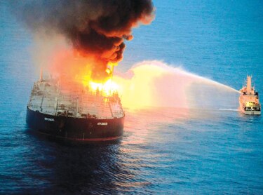 Controlan fuego en petrolero con bandera panameña