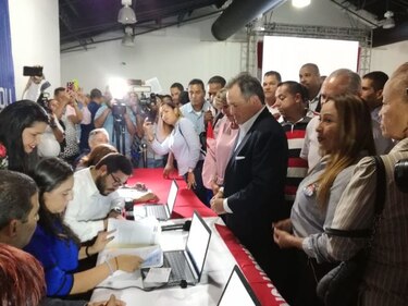 Juan Carlos Navarro presenta su precandidatura a la Presidencia de la República