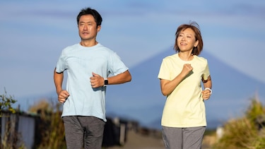 Qué es la caminata japonesa que se ha popularizado en las redes sociales y qué tan beneficiosa es realmente para la salud