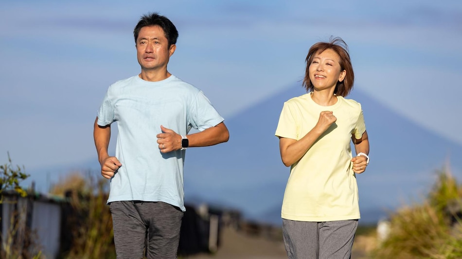 Qué es la caminata japonesa que se ha popularizado en las redes sociales y qué tan beneficiosa es realmente para la salud