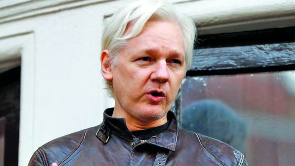 Presidente de Ecuador negocia salida de Julian Assange de embajada