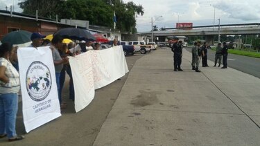 Un grupo de afectados con dietilenglicol protestó en Divisa