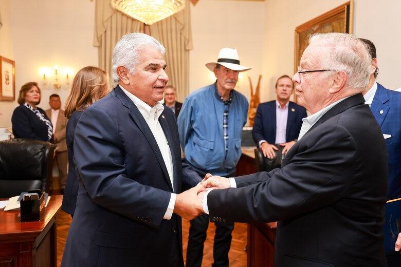 Panamá pide explicaciones a Venezuela por impedir el despegue del avión que transportaba a observadores de las elecciones