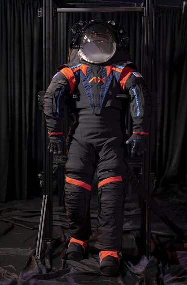 NASA muestra un prototipo del traje espacial que usarán los astronautas en la luna