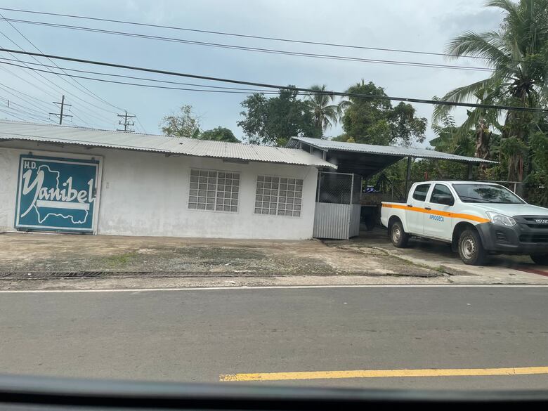 Yanibel Ábrego,  funcionarios a su servicio y de su familia