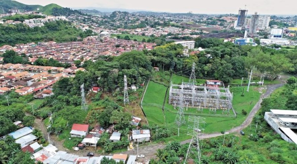 Precaristas peligran entre torres eléctricas