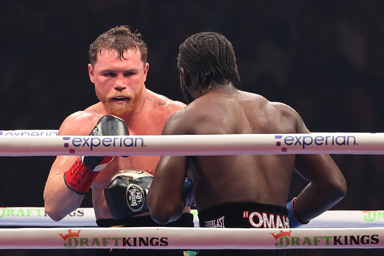 Crawford derrota al ‘Canelo’ Álvarez por decisión unánime y le arrebata sus títulos mundiales