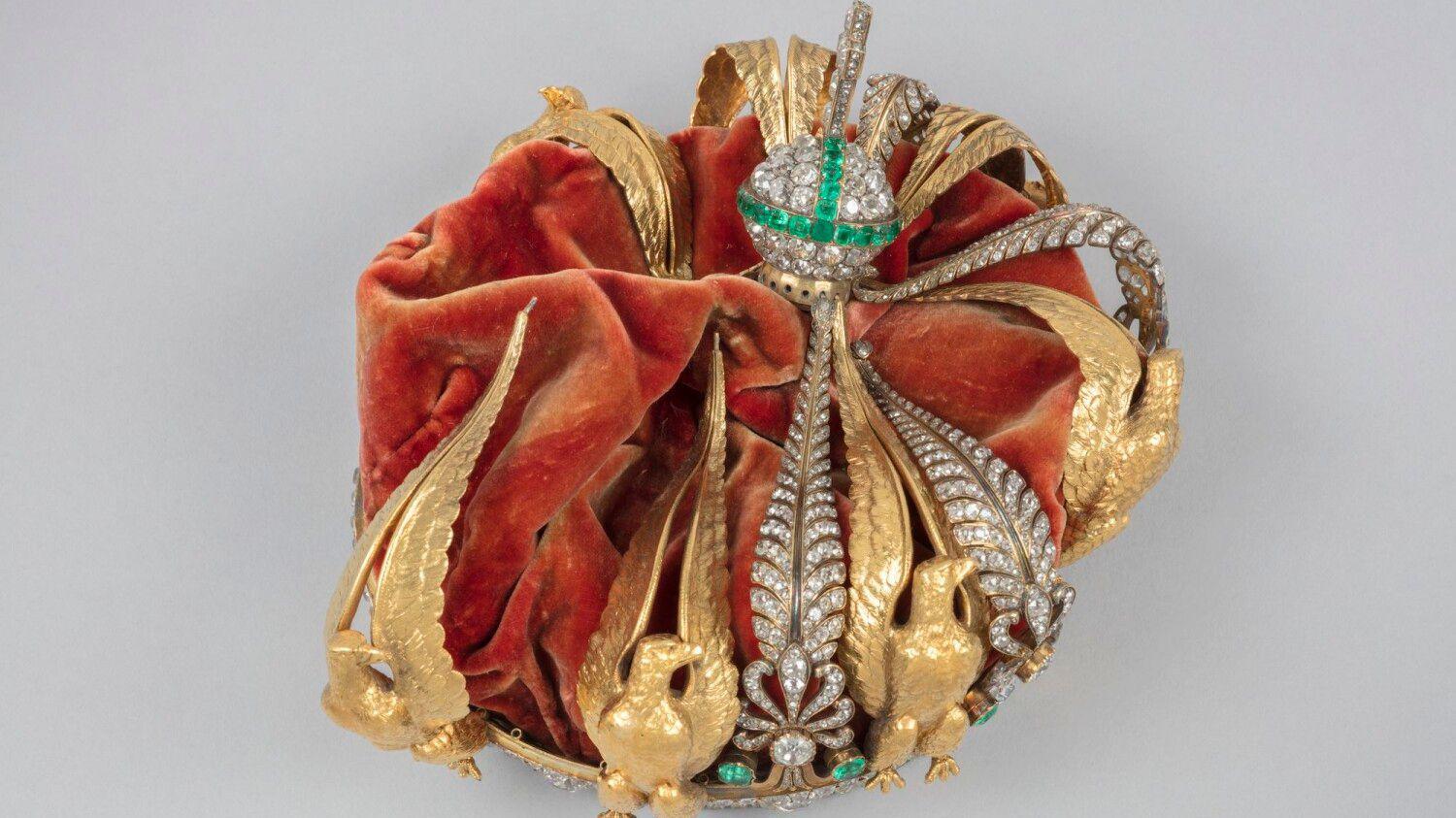 Las fotos que muestran cómo quedó la corona del siglo XIX que se les cayó a los ladrones del museo del Louvre