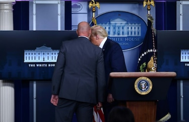 Presidente Trump evacuado de rueda de prensa tras disparos cerca de la Casa Blanca