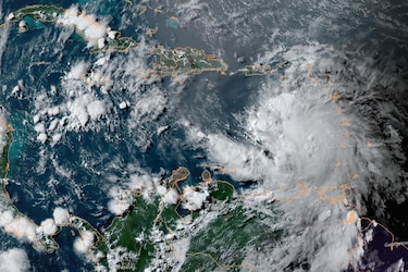 El huracán Elsa pierde fuerza pero sigue amenazando al Caribe