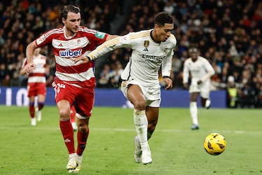 El Real Madrid recupera el liderato sin alardes 