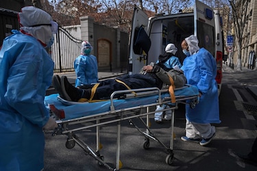 Contagio por el nuevo coronavirus disminuye en China, donde ya hay más de mil 600 muertos 