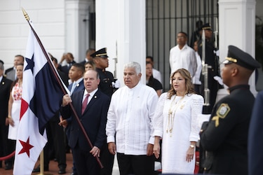 El pabellón nacional ondeó en el Palacio de las Garzas dando inicio a las celebraciones del Día de los Símbolos Patrios