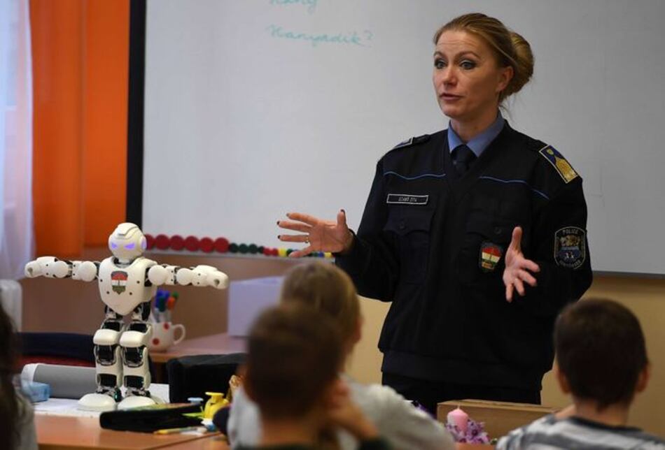 La policía húngara usa un mini 'Robocop' para hablar de ciberseguridad