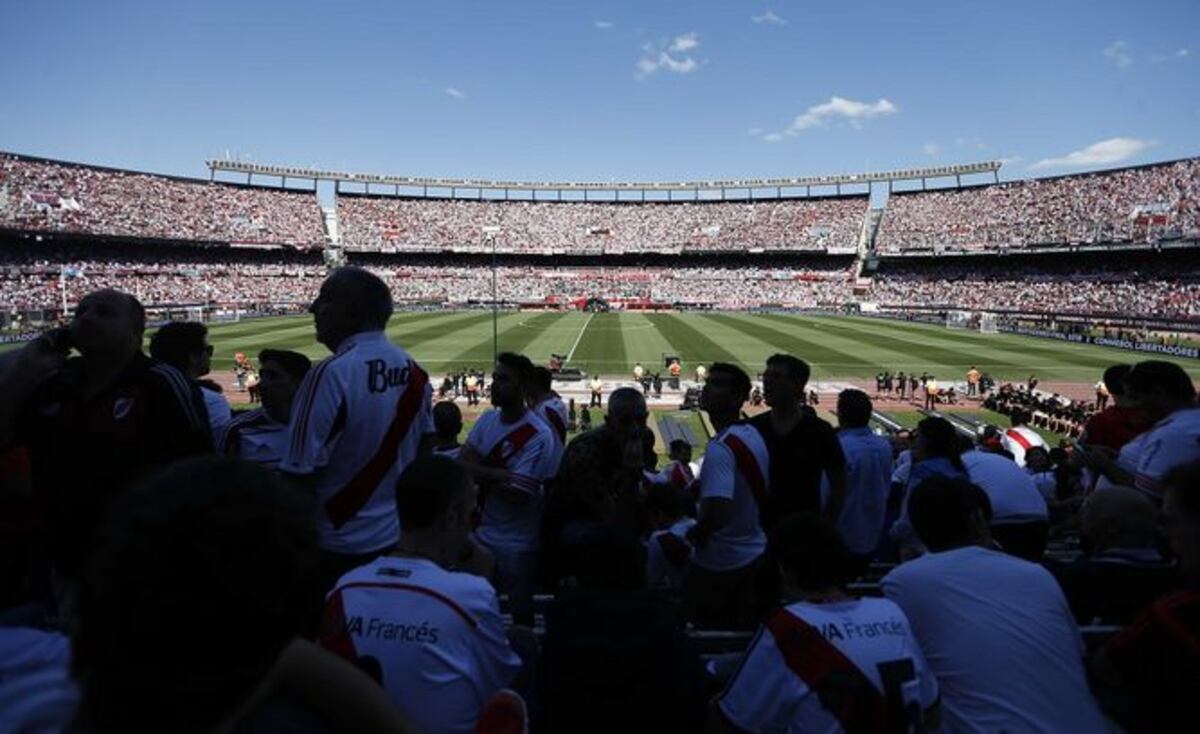La afición de River esperan el inicio del partido en el estadio Monumental.