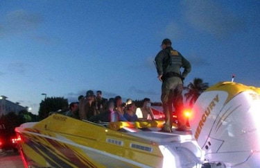 Policía detiene en Florida a 32 migrantes cubanos ocultos en una lancha remolcada