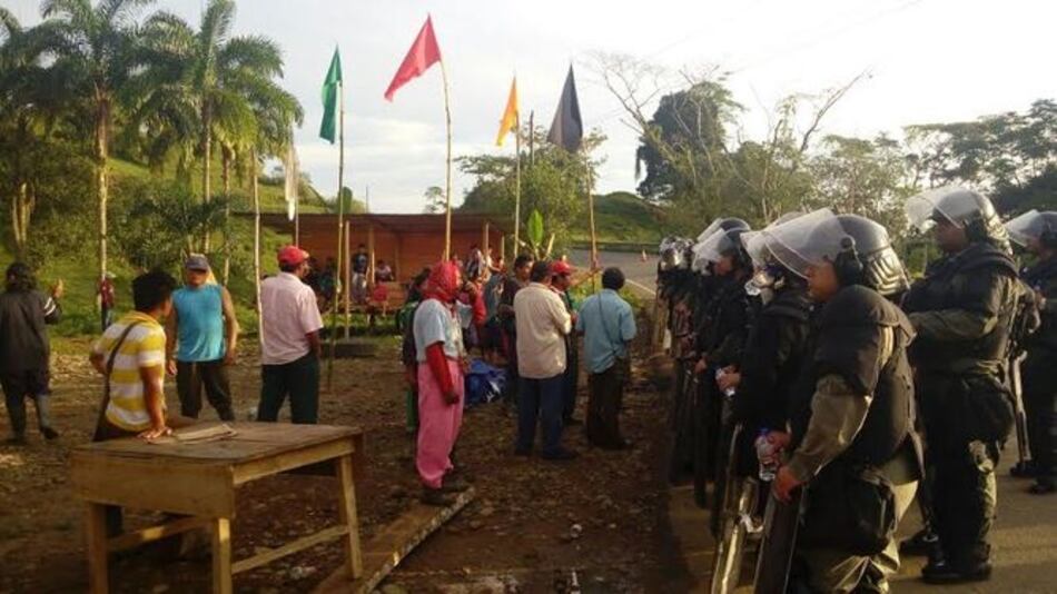 Agentes antidisturbios reabren la vía Almirante-Chiriquí Grande