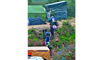 Migrantes desalojan el área de Calais