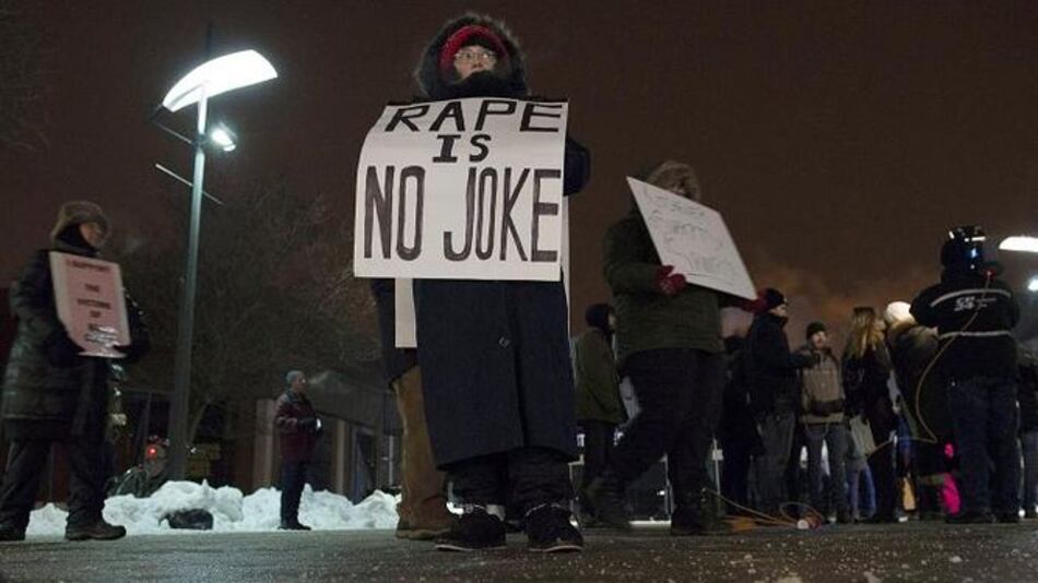 Manifestantes y admiradores reciben a Bill Cosby en Canadá