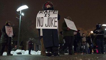 Manifestantes y admiradores reciben a Bill Cosby en Canadá