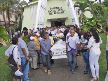 Reclaman justicia en sepelio de joven contador asesinado