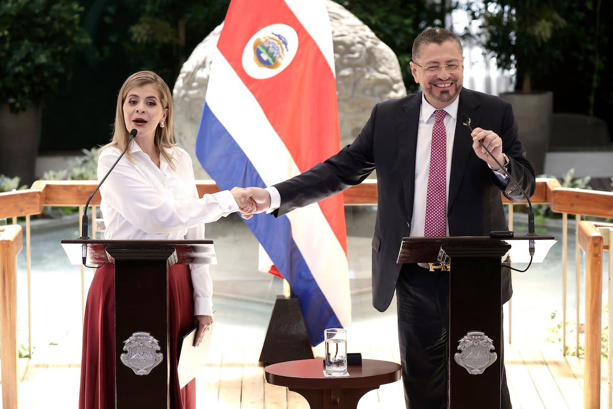 Costa Rica: Chaves deja la presidencia, pero conserva el poder