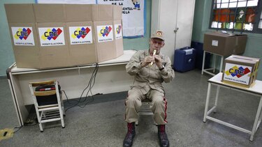Varios colegios electorales siguen abiertos en Venezuela tras concluir horario oficial