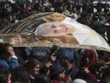 Papa lanza desafíos a políticos y obispos de México