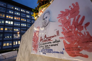 El papa sigue estable y continúa mejorando, pero necesitará seguir en el hospital