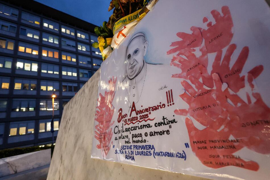 El papa sigue estable y continúa mejorando, pero necesitará seguir en el hospital