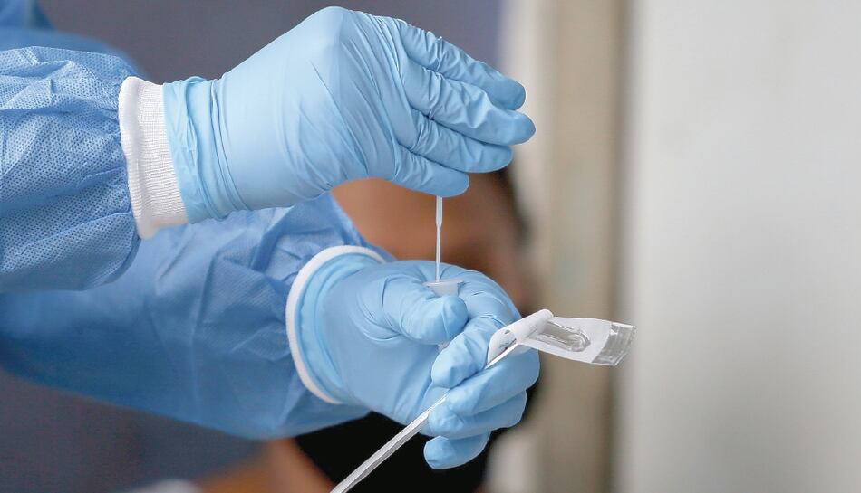 Positividad de pruebas de Covid-19 baja en 25 puntos