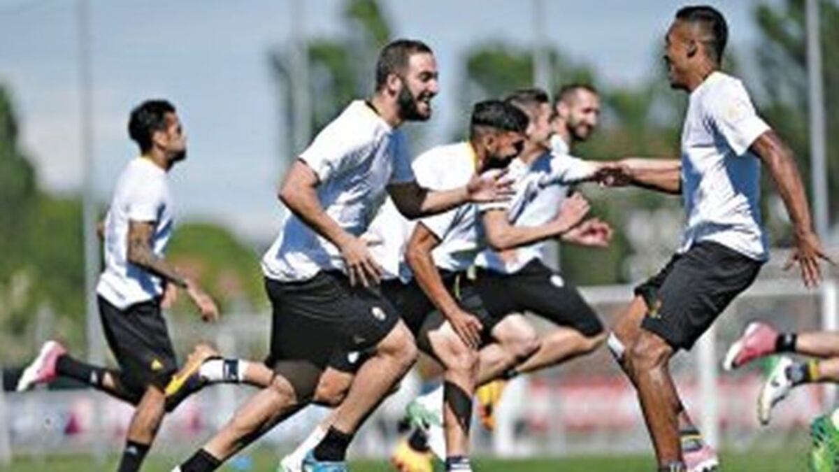 Gonzalo Higuain (c) se ejercita a todo pulmón durante la última práctica del equipo italiano, que hoy recibe al Mónaco en el partido que decide un finalista.