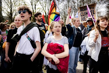 La Policía arresta a Greta Thunberg durante una protesta en una carretera de Países Bajos