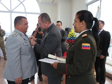 Ministerio de Defensa de Venezuela condecora a máximas autoridades de seguridad de Panamá