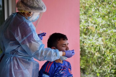Reportan 3 fallecidos por covid-19 en una semana; positividad baja a 3.1%