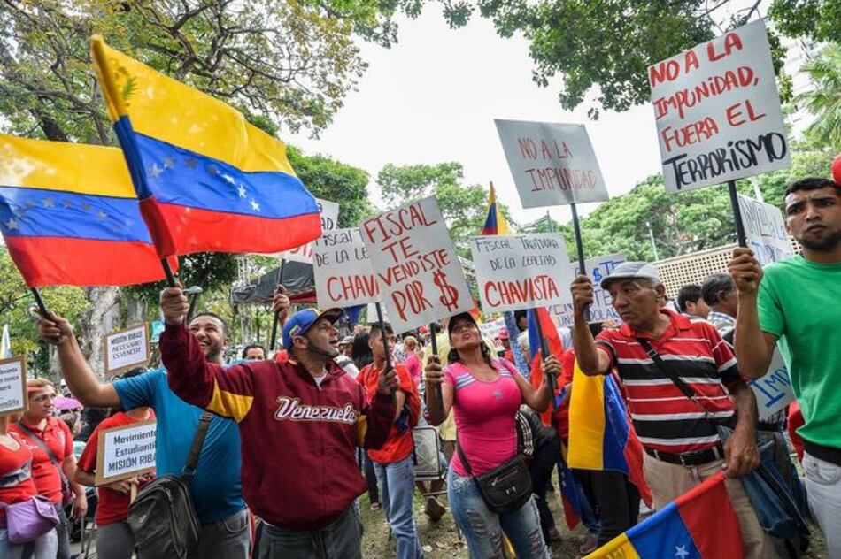 Chavistas marchan hacia la fiscalía para pedir la renuncia de la fiscal Luisa Ortega