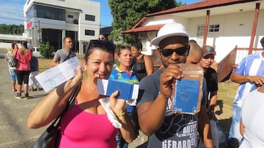 Migrantes cubanos compran boletos en David para viajar a México