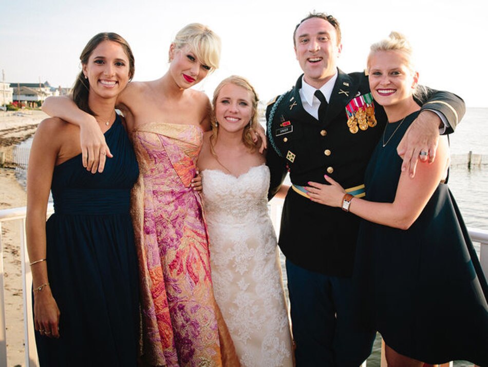 Taylor Swift se presenta de improviso en una boda