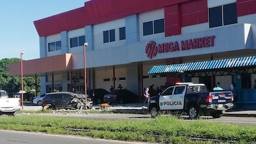 Conductor choca contra una parada en Río Hato